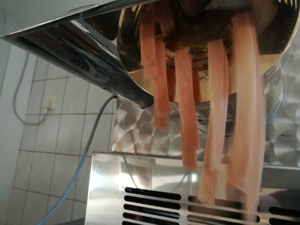 Wurst wird durch einen Fleischwolf
