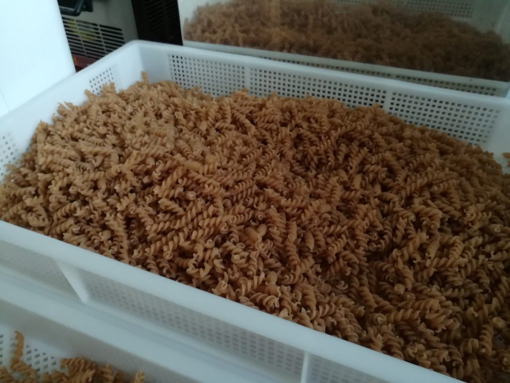 Braun gefärbte Spiralnudeln